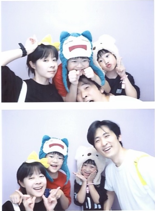 (사진제공·김지인 씨) 활짝 웃으며 사진을 찍고 있는 김지인 씨 가족의 모습이다.